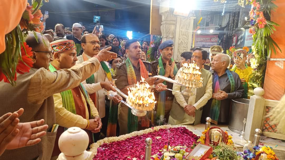 शिव चौक पर महाआरती में शामिल हुए डीएम और एसएसपी