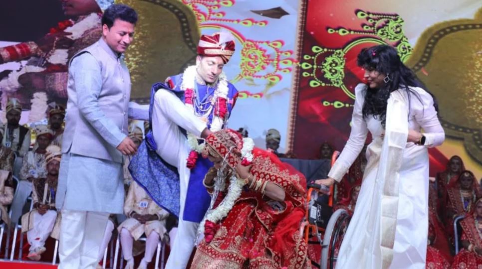 वॉट्सऐप पर दोस्ती, फिर सात फेरों तक का सफर; एक-दूसरे के हुए दिव्यांग धर्मदास और रेशमा