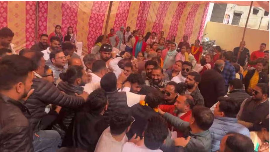 नगर पंचायत स्वर्गाश्रम में शपथ ग्रहण के दौरान हंगामा, आपस में भिड़े भाजपा और कांग्रेस कार्यकर्ता