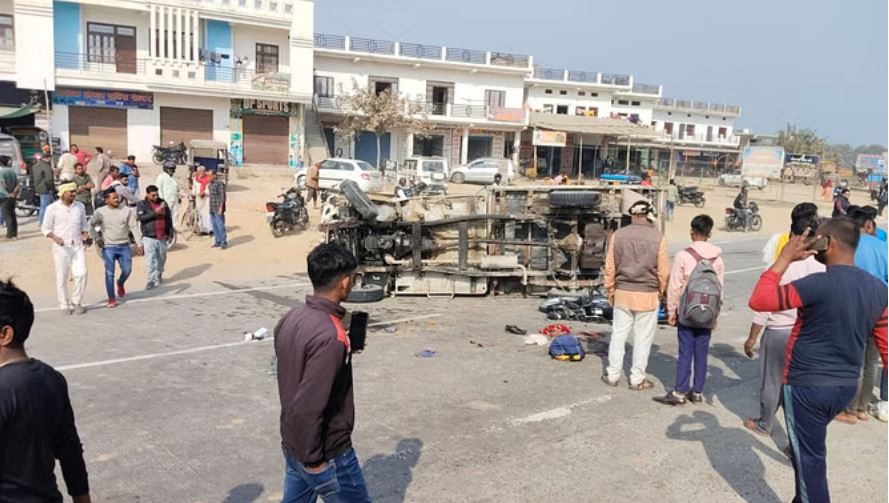गाजीपुर: पिकअप ने बाइक सवार चचेरे भाइयों को कुचला, दोनों की मौत