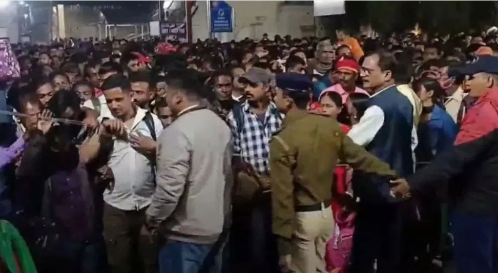 नई दिल्ली के बाद अब आसनसोल! स्टेशन में यात्री हुए बेकाबू, मची अफरातफरी
