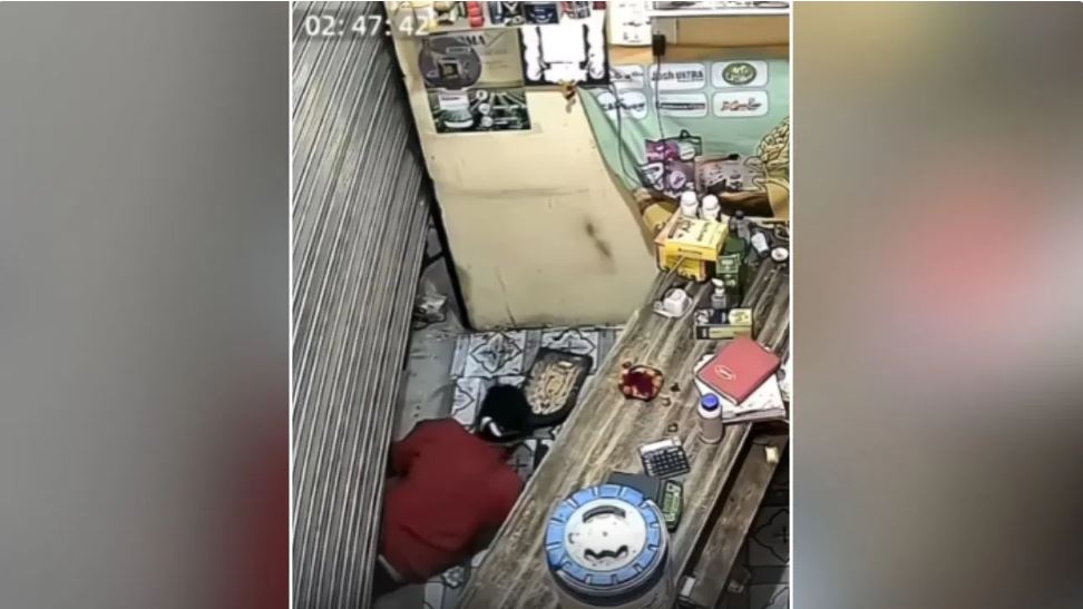 दुकान में हुई चोरी, पर लोग चोर की कर रहे तारीफ, ये सीसीटीवी फुटेज है वजह