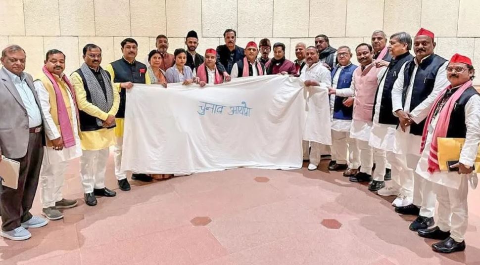 सपा ने चुनाव आयोग को भेजा कफन, अखिलेश यादव बोले- मर चुका है ईसी