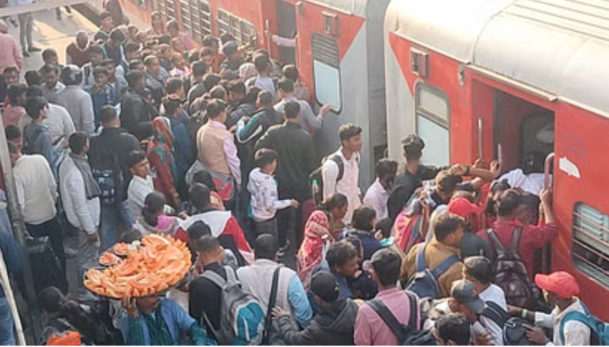 बिहार के स्टेशनों पर भी भारी हुजूम, डीएम को उतारनी पड़ी टीम