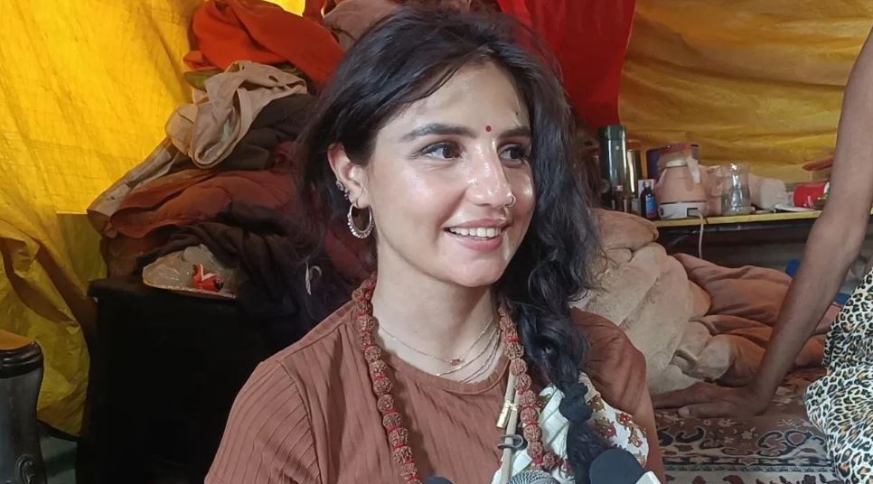 हर्षा, मोनालिसा नहीं अब ये रशियन लड़की हो रही महाकुंभ में वायरल