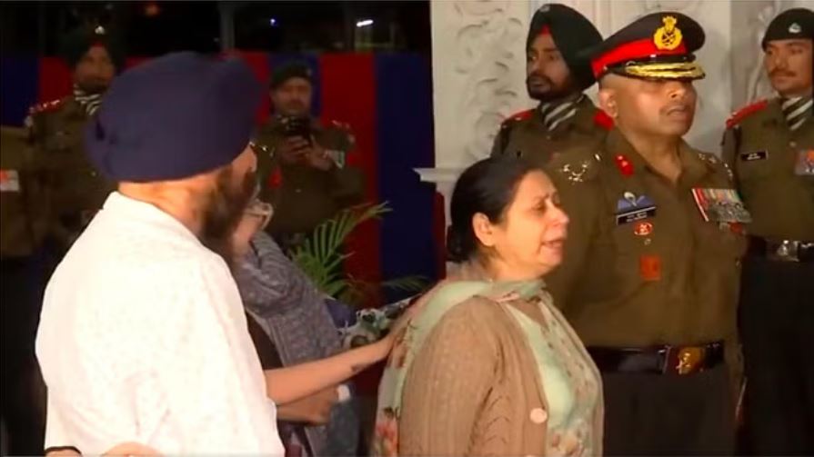 शहीद कैप्टन करमजीत सिंह बख्शी: बेटे की शहादत पर बिलख उठी मां, राज्यपाल भी पहुंचे