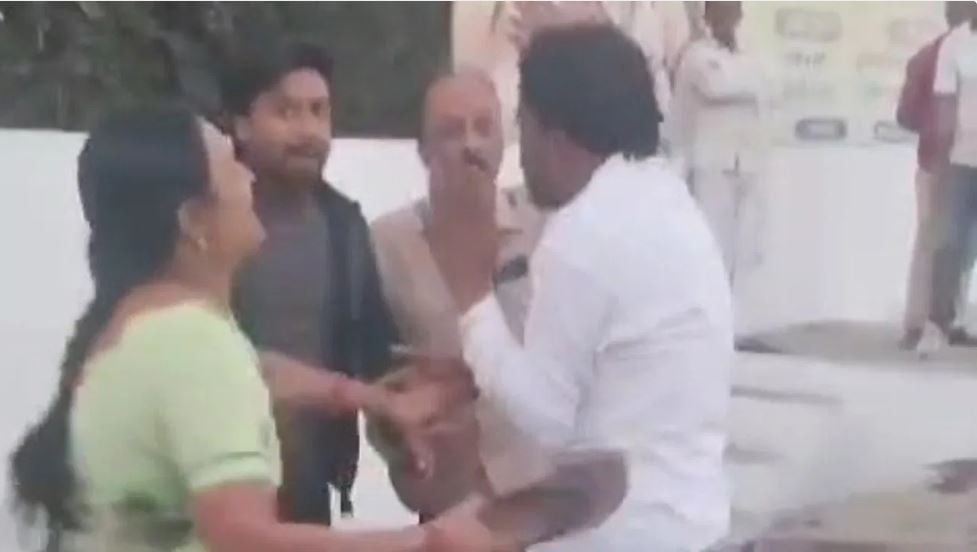 बैतूल: मनचले ने महिला को छेड़ा… चप्पलों से पीटते हुए ले गई एसपी ऑफिस