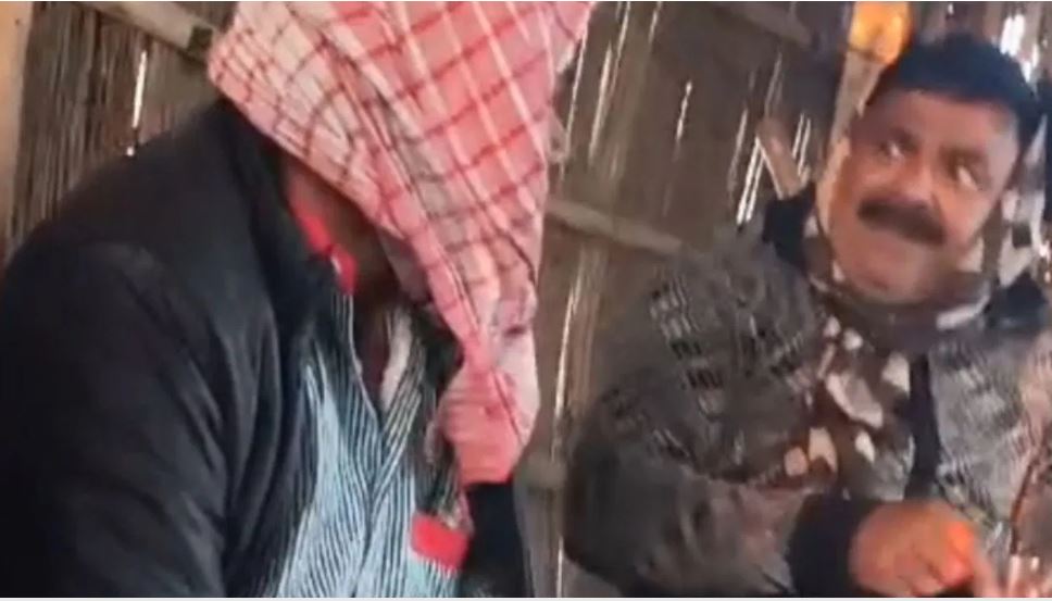 चाय दुकान पर बैठकर टीचर के बिगड़े बोल, हिंदू देवताओं के बारे में कही बुरी बात