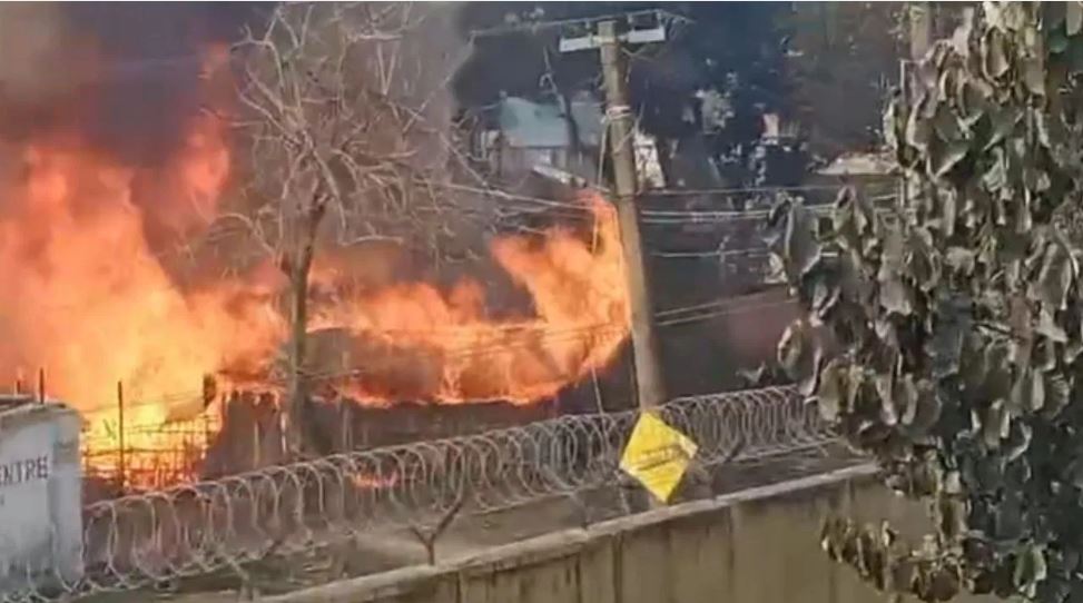 एक के बाद एक कई गैस सिलेंडर फटे…पूर्णिया कॉलेज के पास हॉस्टल में लगी भीषण आग