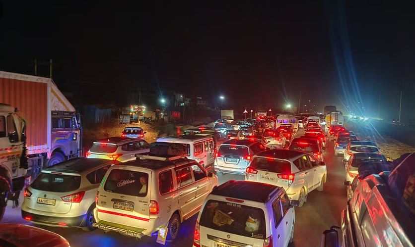 प्रयागराज जाम, रोड... बस और ट्रेनों में भीड़, चारों ओर सड़कों पर लंबी कतारें