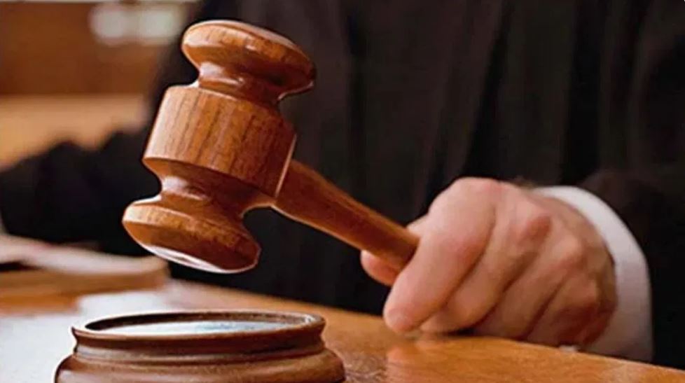 तेलंगाना: जज ने सुनाई उम्रकैद की सजा तो भड़का दोषी, निकाली चप्पल और फिर…