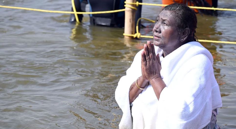 राष्ट्रपति द्रौपदी मुर्मू ने त्रिवेणी संगम पर लगाई पवित्र डुबकी, सूर्य को दिया अर्घ्य