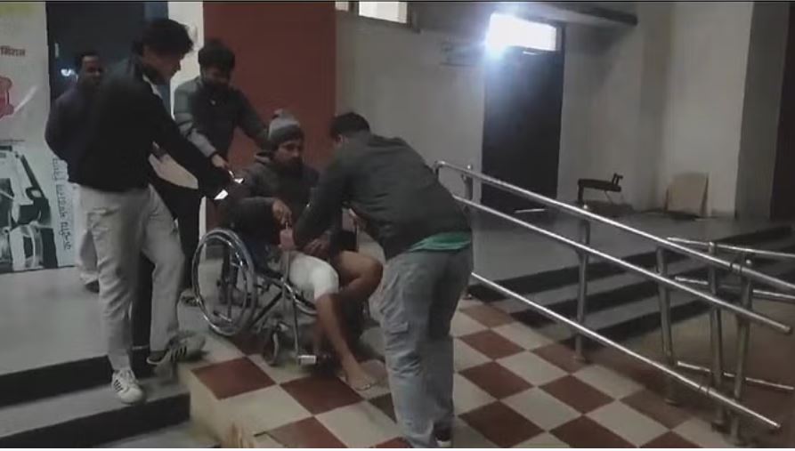 धौलपुर: गौ तस्करों की फायरिंग से गौसेवक घायल…पुलिस ने तस्करों से जब्त किए कंटेनर