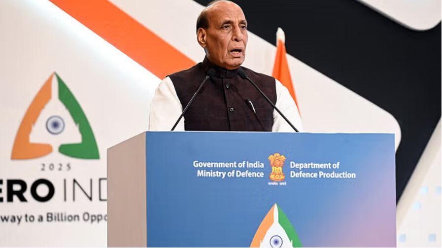 हमारे रक्षा उपकरण पूरी दुनिया के लिए आकर्षण का केंद्र बने: राजनाथ सिंह
