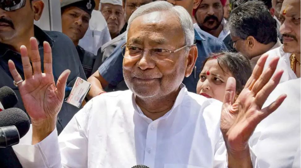 बिहार: 6937 नये कर्मचारियों को नीतीश कुमार ने सौंपे नियुक्ति पत्र