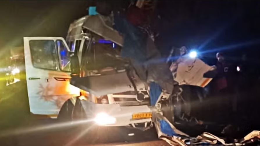 महू के पास ट्रैवलर, बाइक और टैंकर में टक्कर, चार की मौत, 17 घायल