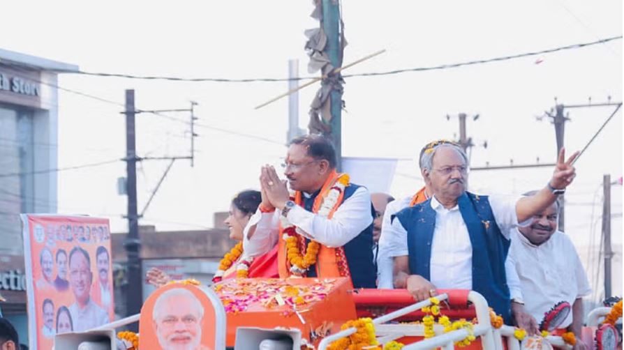 रायपुर नगर निगम चुनाव 2025: मीनल चौबे के पक्ष में सीएम साय ने किया रोड शो