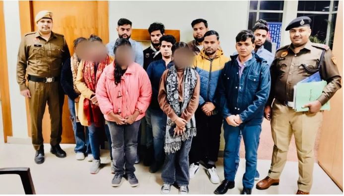 गुरुग्राम में ठगी करने वाले कॉल सेंटर का भंडाफोड़, 4 लड़कियों सहित 11 लोग गिरफ्तार