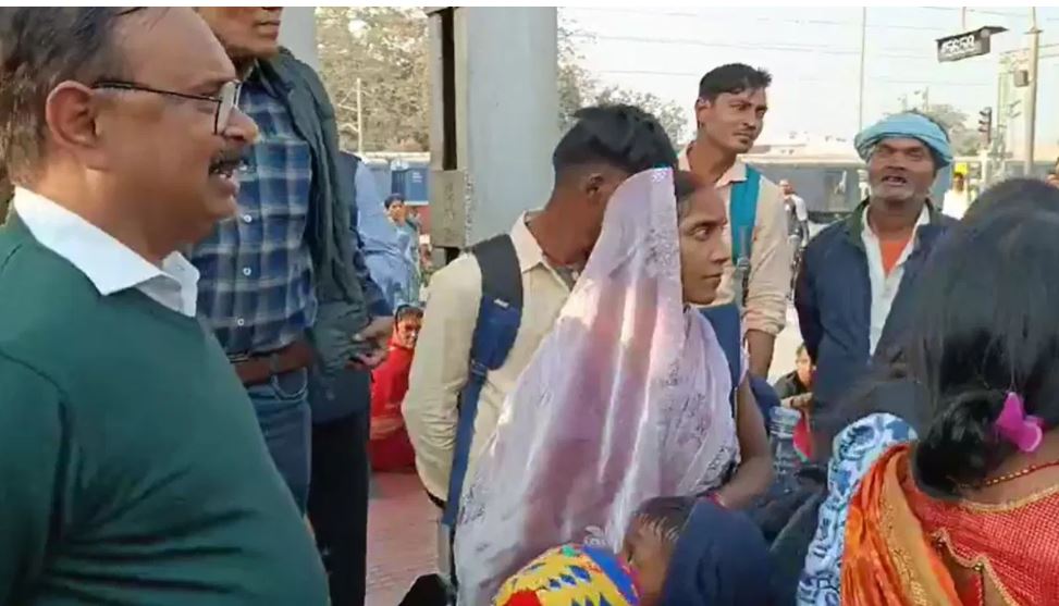 ‘अरे टिकट कहां है आपका’…महिलाओं से पूछा तो बोलीं- पीएम मोदी भेज रहे हैं