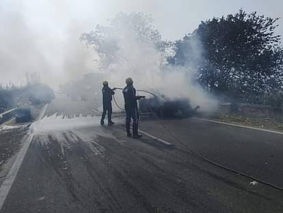 रूड़की: चलती कार में लगी आग, परिवार ने कूदकर बचाई जान