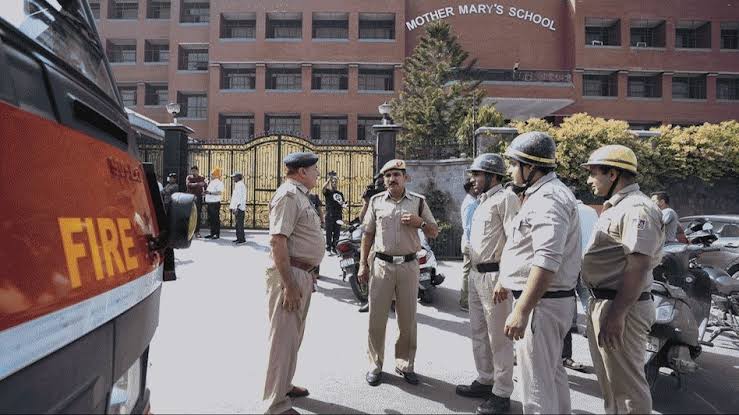दिल्ली एनसीआर के स्कूलों को फिर मिली बम से उड़ाने की धमकी, बढ़ाई गई सुरक्षा