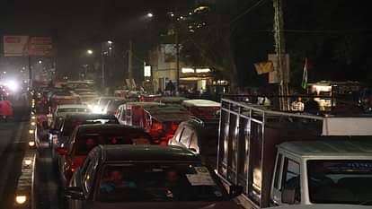 मिर्जापुर और लखनऊ मार्ग पर आठ किमी तक वाहनों की लंबी कतार