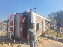 मुजफ्फरनगर में हाईवे पर बस पलटने से 50 बाराती घायल