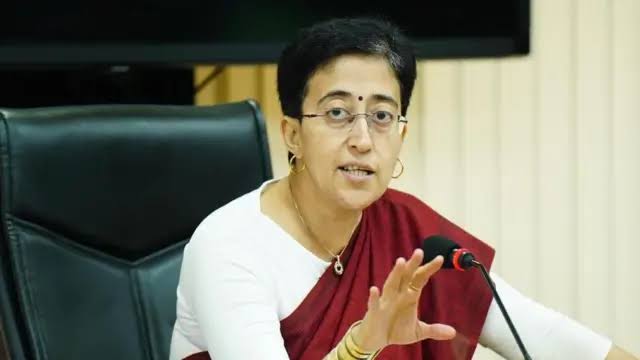 दिल्ली एमसीडी के 12000 अस्थायी कर्मचारी होंगे पक्के, आतिशी का बड़ा ऐलान