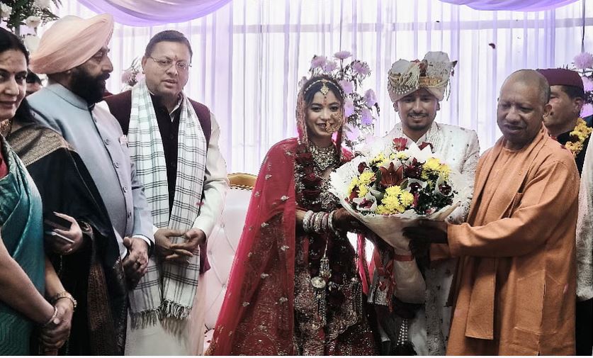 भतीजी की शादी में आशीर्वाद देने गांव पहुंचे योगी, धामी और राज्यपाल भी हुए शामिल