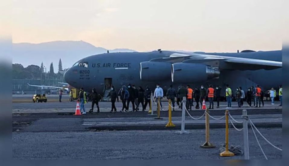 यूएस ने फिर अवैध अप्रवासी भारतीयों को बेड़ियां लगाकर भेजा: लौटे युवाओं का दावा