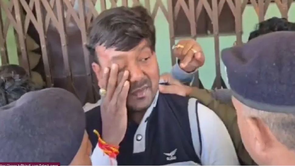 बाथरूम में आठवीं क्लास की छात्रा के साथ पकड़ा गया टीचर, हो गई धुनाई