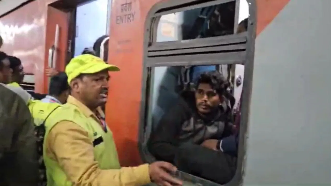 कंफर्म टिकट, सीट टॉयलेट में… बिहार की ट्रेनों का गजब हाल, देखें यात्रियों की दुर्दशा