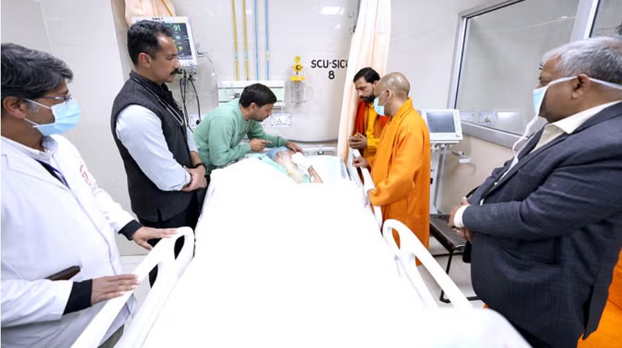 राम मंदिर के मुख्य पुजारी सत्येंद्र दास का हाल लेने पहुंचे सीएम योगी