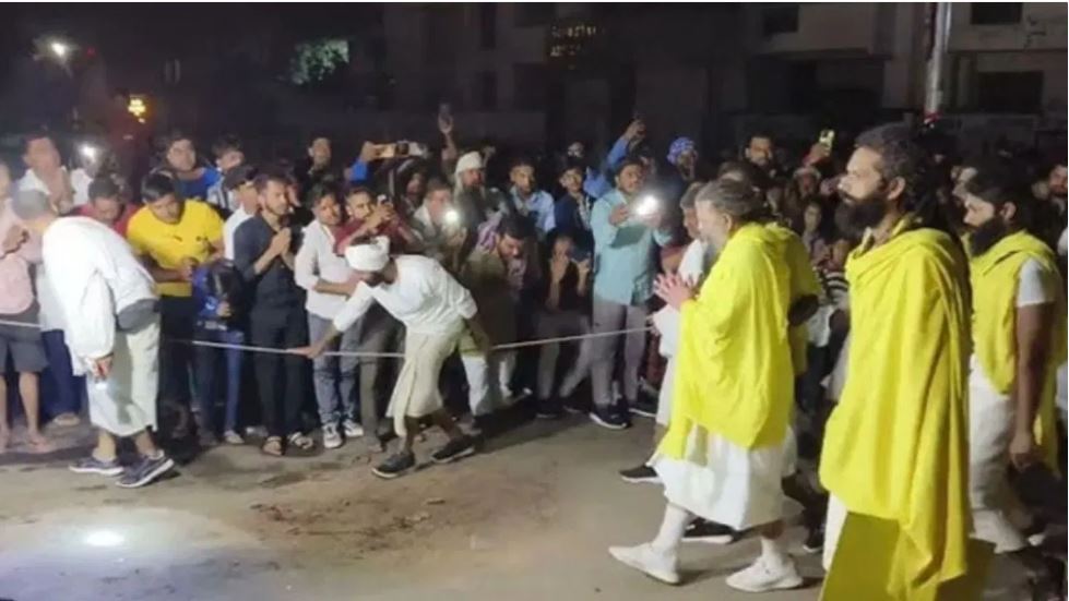 फिर शुरू हुई प्रेमानंद महाराज की पद यात्रा, रात 2 बजे दर्शन करने उमड़े श्रद्धालु