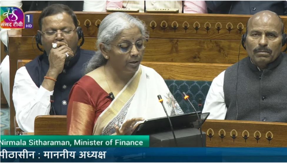 डॉलर के मुकाबले रुपया ही नहीं, दुनियाभर की करेंसी भी गिरी: वित्त मंत्री सीतारमण