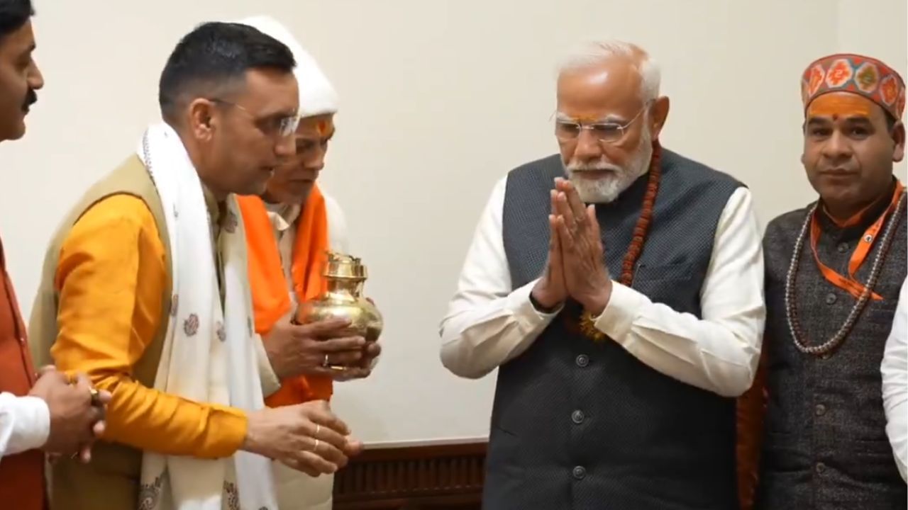 पीएम मोदी से मिले चार धाम के पुरोहित, कपाट उद्धाटन का दिया आमंत्रण
