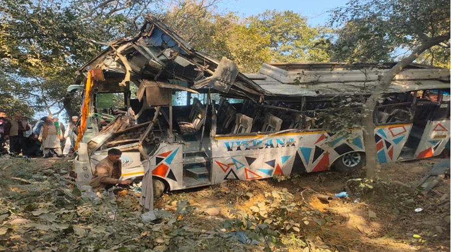 सहारनपुर: गोली की रफ्तार से पेड़ से टकराई बस, नौ घायल, मची चीख-पुकार