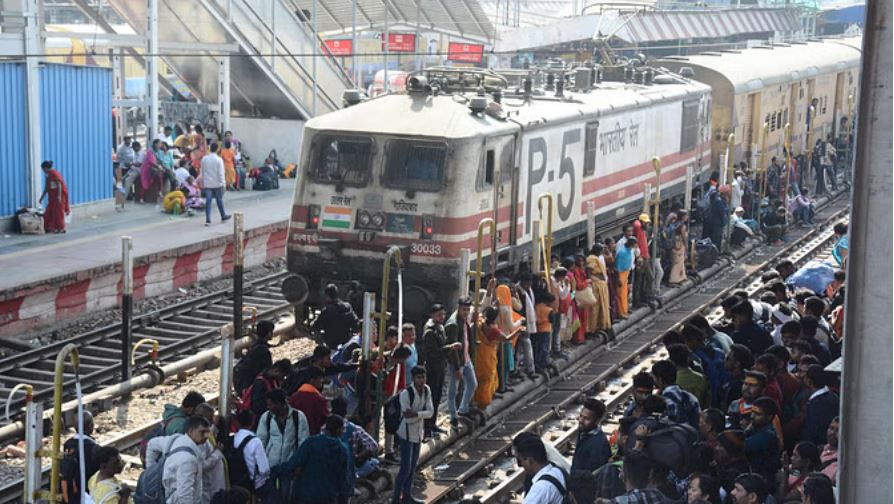 महाकुंभ के पलट प्रवाह का असर: कैंट स्टेशन परिसर 'नो व्हीकल जोन' घोषित