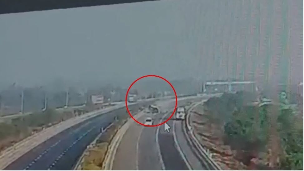 तेज रफ्तार स्कॉर्पियो का अगला टायर फटा, पूर्वांचल एक्सप्रेस-वे पर 9 बार पलटी