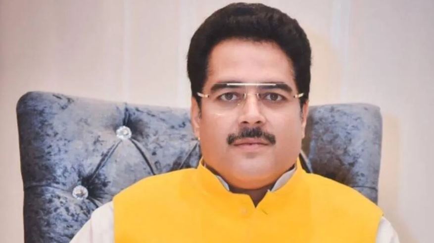 वंदे मातरम के दौरान सोफे पर बैठे थे 10 एमएलए, सपा के बागी राकेश प्रताप सिंह भड़के