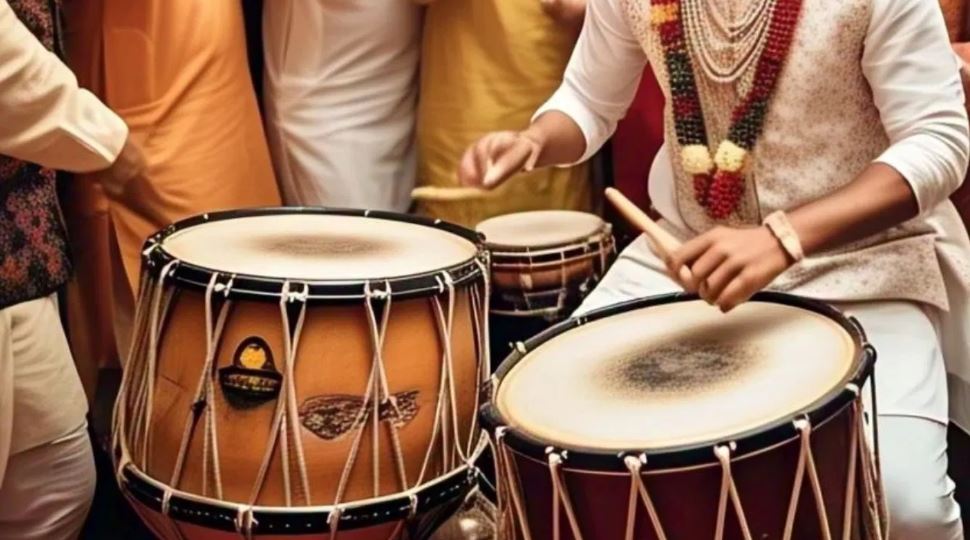 शादी में ढोल बजाते हुए टच हुआ हाथ…युवक को चाकुओं से गोद डाला