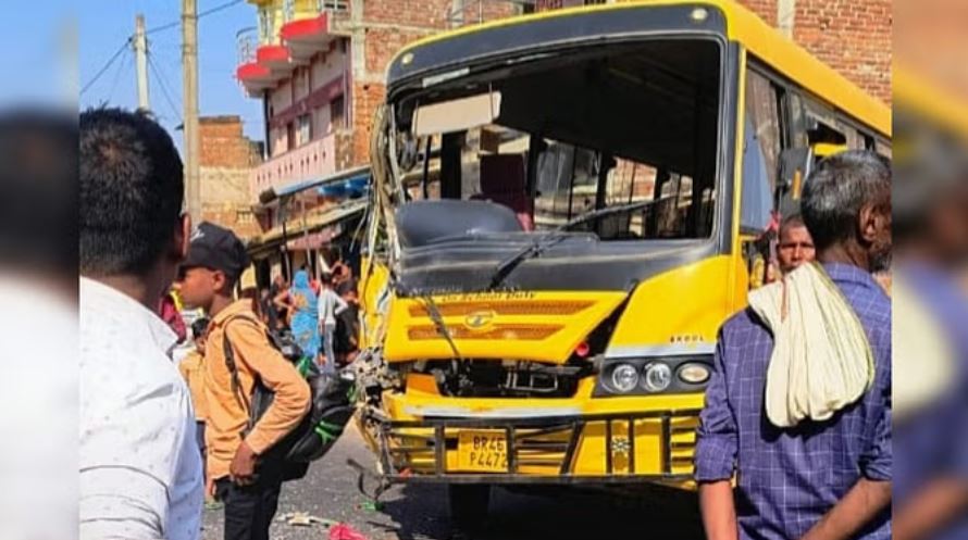 जमुई: अनियंत्रित ट्रक ने स्कूली बस में मारी टक्कर, 14 बच्चे हुए घायल; कई गंभीर