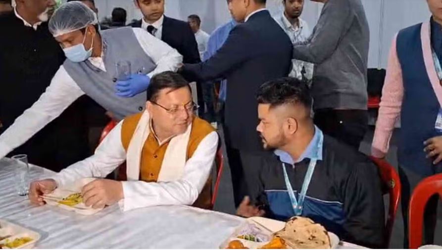 खिलाड़ियों का उत्साहवर्धन करने स्टेडियम पहुंचे मुख्यमंत्री धामी, साथ बैठकर किया भोजन