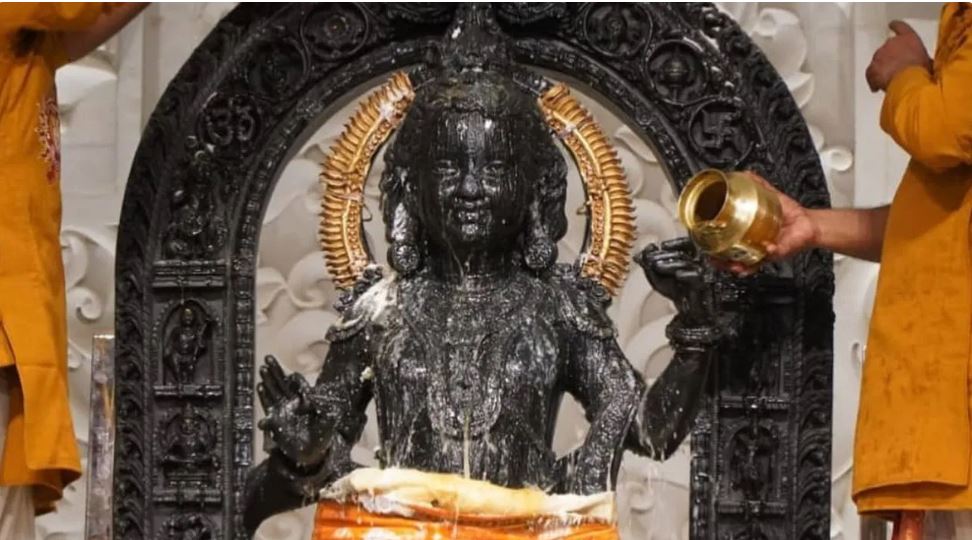 अयोध्या: सोने के धागे से बने वस्त्र से होगा रामलला का श्रृंगार