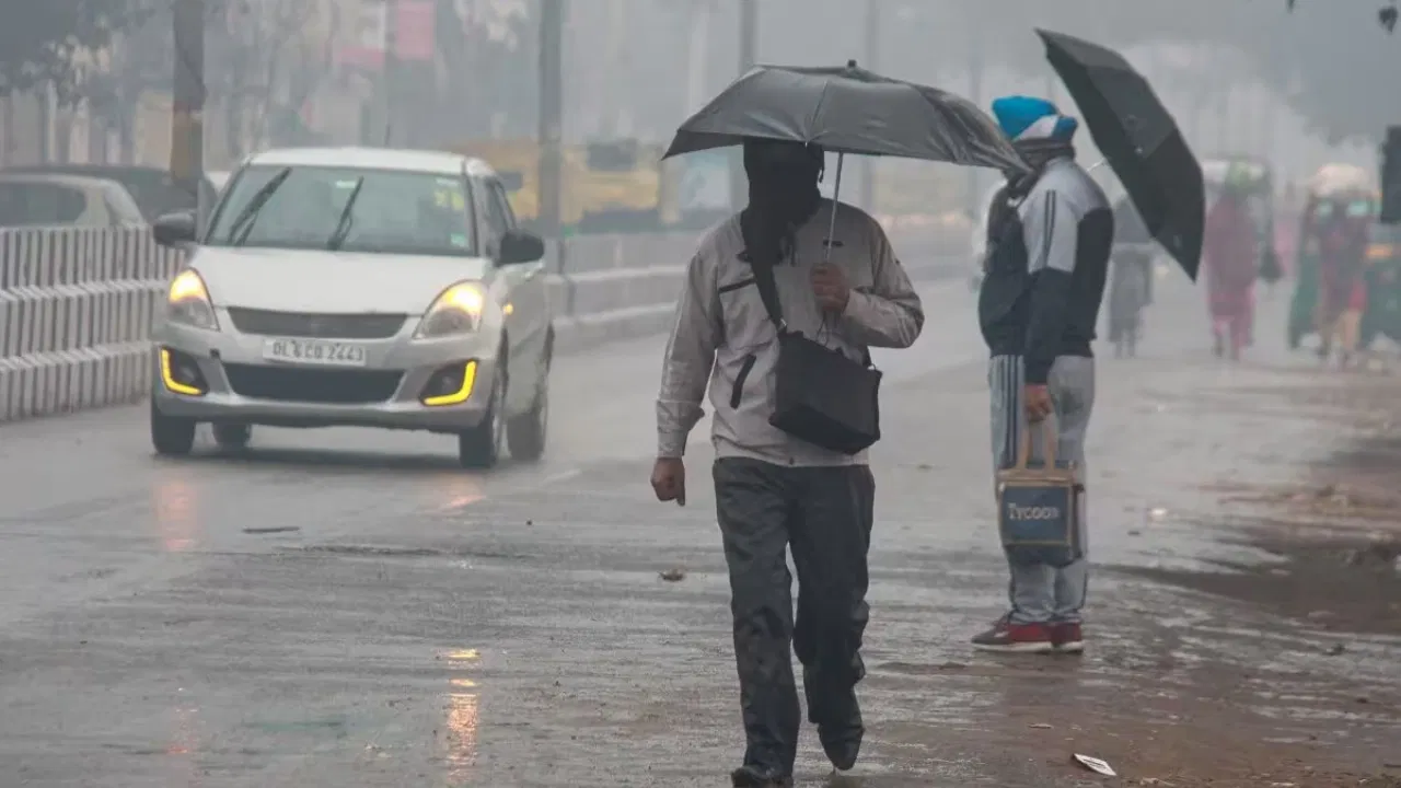 दिल्ली में बारिश से मौसम हुआ सुहावना, अगले तीन दिनों तक आंधी-तूफान के साथ बरसेंगे बदरा