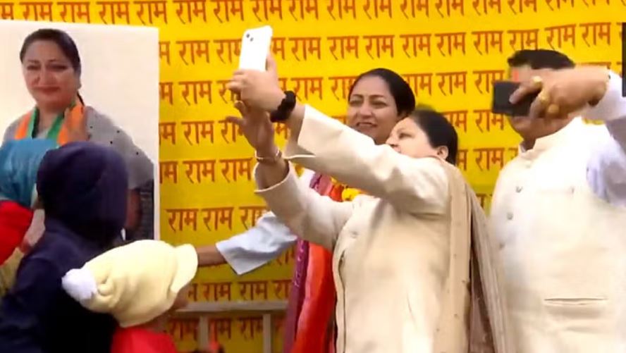  सीएम रेखा गुप्ता के घर समर्थकों की भीड़, बधाई देने वालों का लगा तांता