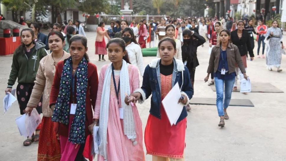  पहले दिन कैसी रही बिहार बोर्ड इंटर की परीक्षा? इस वजह से रो पड़ीं छात्राएं