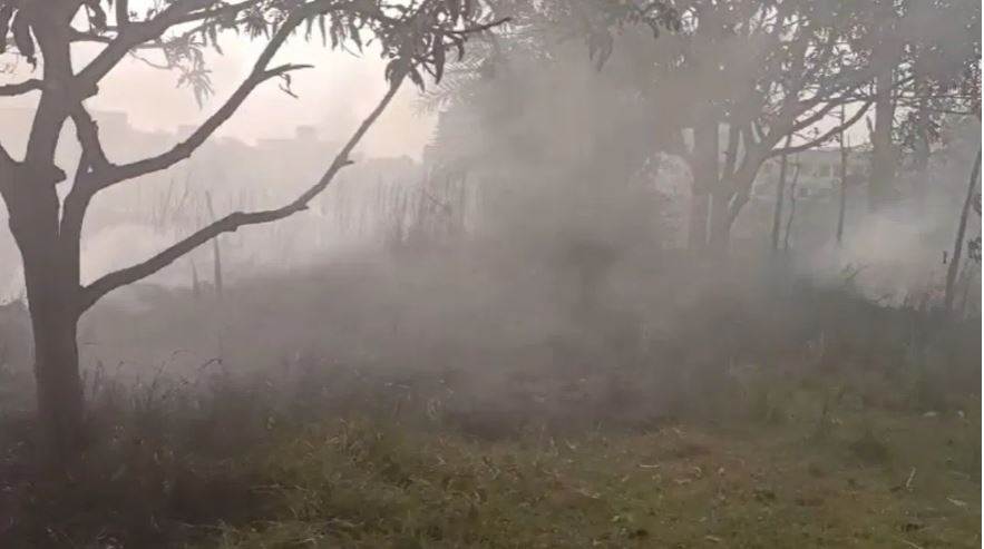 जमीन नापने के लिए पहुंचे थे अधिकारी, लोगों ने श्मशान में लगा दी आग