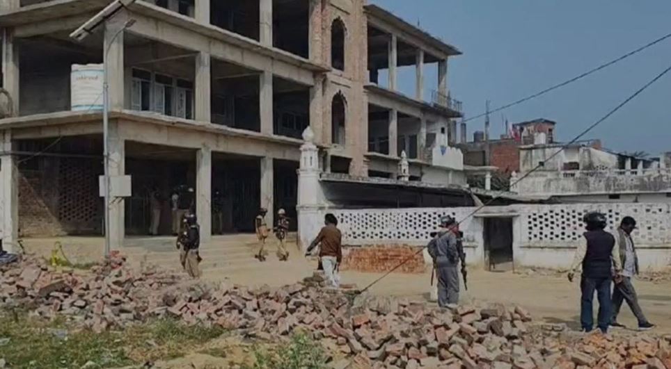 कुशीनगर में मदनी मस्जिद ढहाया जाएगा, पहुंचा बुलडोजर