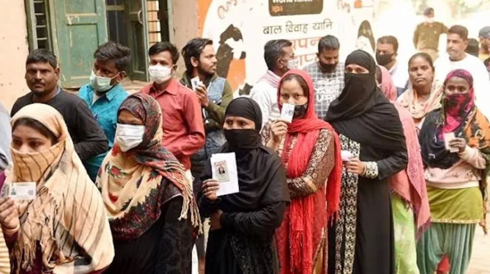बु्र्के में वोटिंग…दिल्ली में मतदान के बीच तीन जगहों पर बवाल